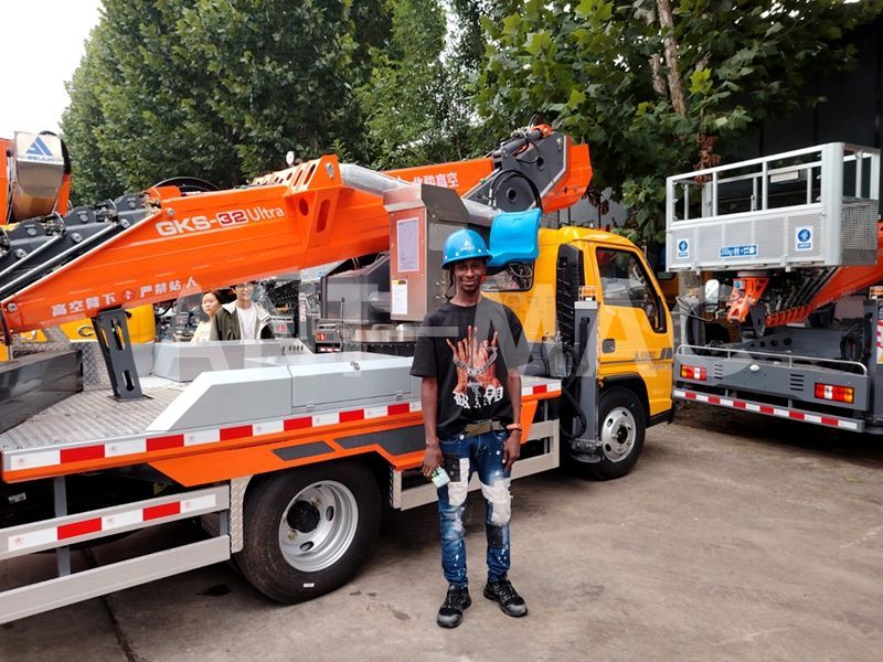 Клиенты Из Буркина-Фасо Провели Осмотр Автомобильной Платформы Для Работ На Высоте На Месте Клиенты Из Буркина-Фасо Провели Осмотр Автомобильной Платформы Для Работ На Высоте На Месте